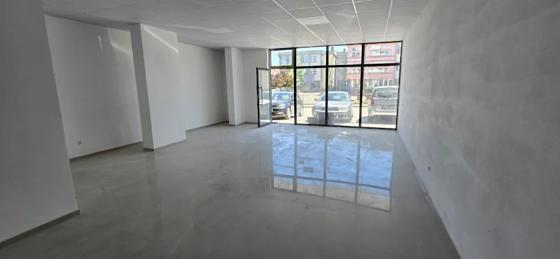 Shitet lokali 98.8 m² në Skenderaj, në një lokacion shumë të favorshëm, pranë shkollës fillore "Shaban Jashari". - Image 3