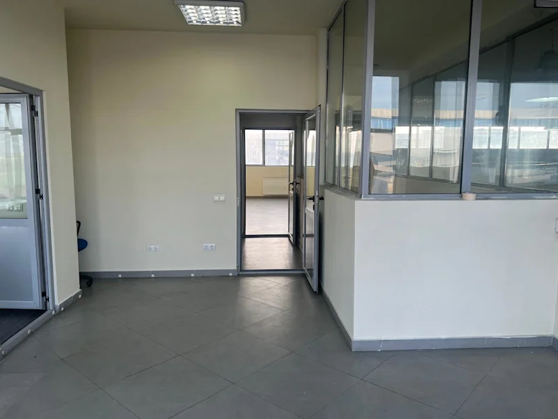 Commercial Space for Rent – 500 m² (1st Floor) & 400 m² (2nd Floor), Llapllasellë, Prishtina–Ferizaj Main Road. - Image 5
