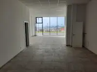 Shitet Lokali 75.6 m² në Veternik, me pamje të bukur drejt Prishtinës. Lokali është i përshtatshëm për veprimtari të ndryshme afariste. - Thumbnail 2