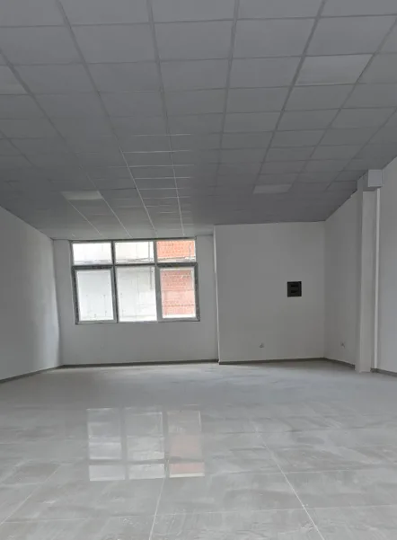 Shitet lokali 100.94 m² në Skenderaj, në një lokacion shumë të favorshëm, pranë shkollës fillore "Shaban Jashari". - Image 2