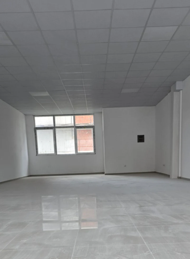Shitet lokali 100.94 m² në Skenderaj, në një lokacion shumë të favorshëm, pranë shkollës fillore "Shaban Jashari". - Image 2