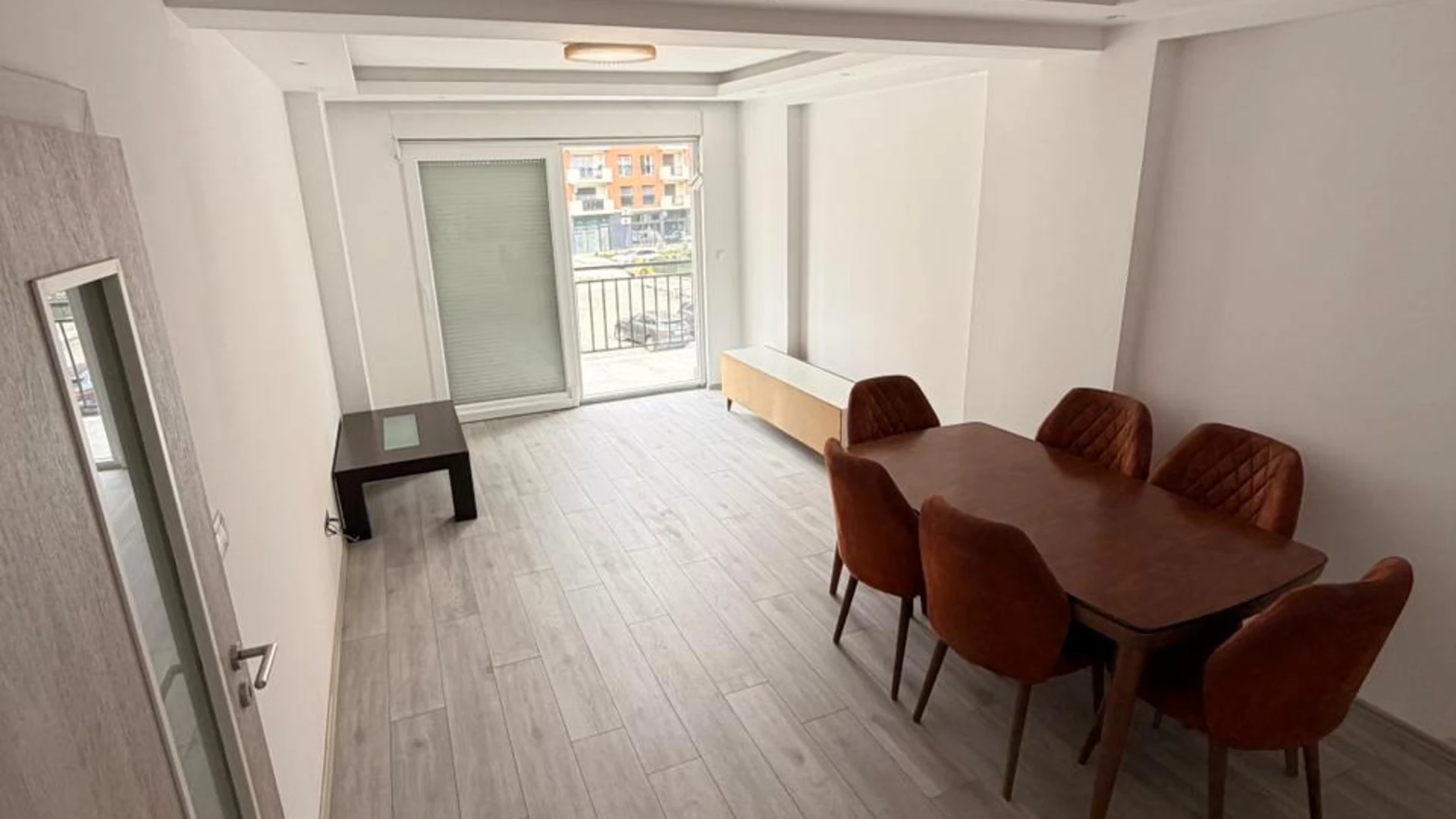 Apartment for Rent - 81 m² | Rruga B - Image 1