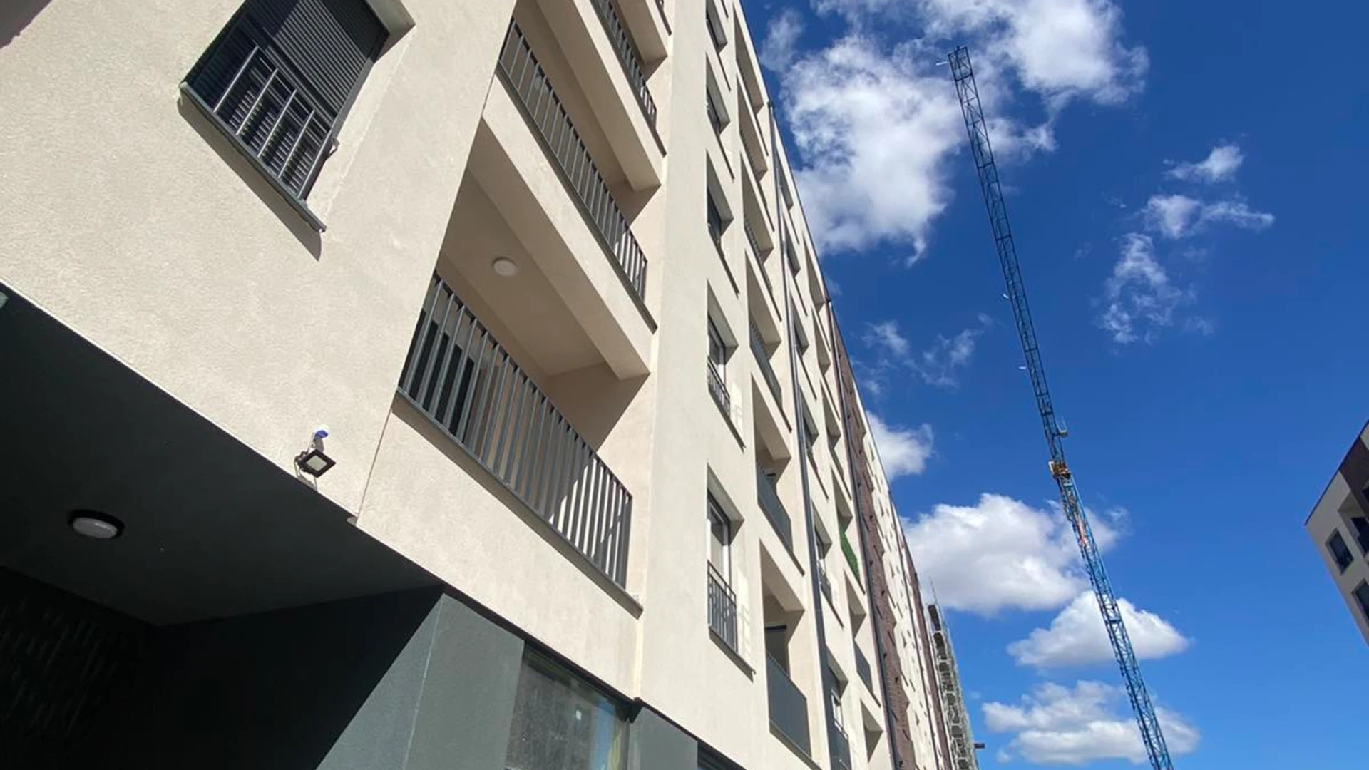 BANESË NË SHITJE – 107 m² | BRESJE, LAGJJA E DOKTORRIT | 800 €/m² - Image 1