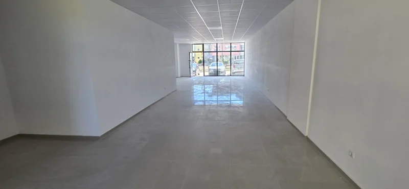 Shitet lokali 98.8 m² në Skenderaj, në një lokacion shumë të favorshëm, pranë shkollës fillore "Shaban Jashari". - Image 2
