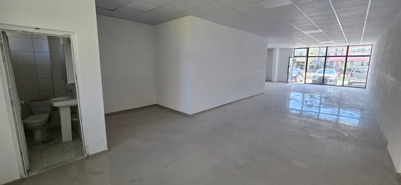 Shitet lokali 98.8 m² në Skenderaj, në një lokacion shumë të favorshëm, pranë shkollës fillore "Shaban Jashari". - Image 4