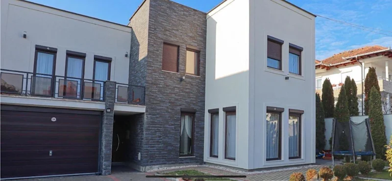 Shtëpi LUKSOZE në SHITJE – 320 m² në Lagjën Qendresa - Image 1