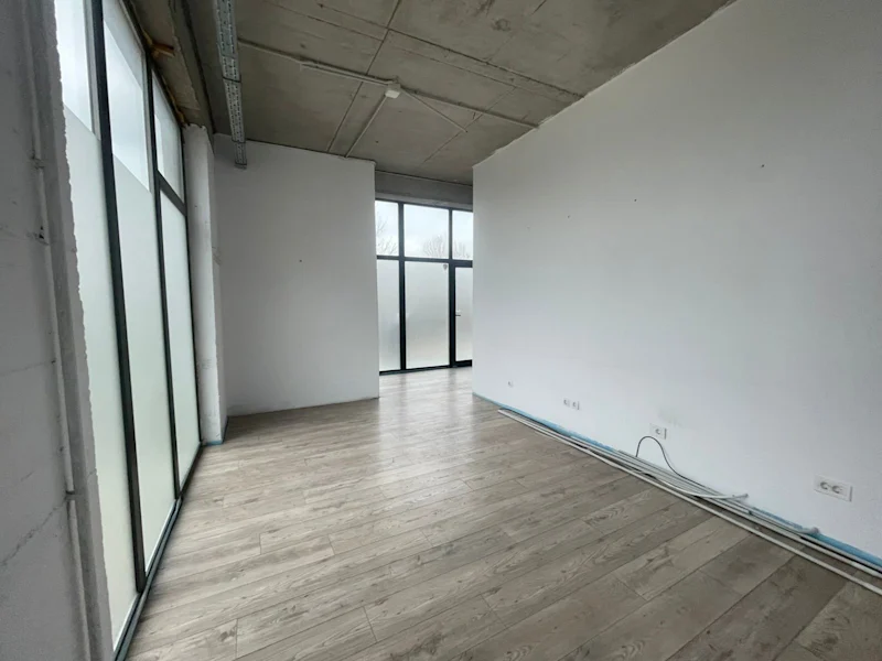 Ofrohet me qira lokal afarist prej 130 m² në Veternik, afër Hotel International Prishtina, në katin e parë. - Image 4