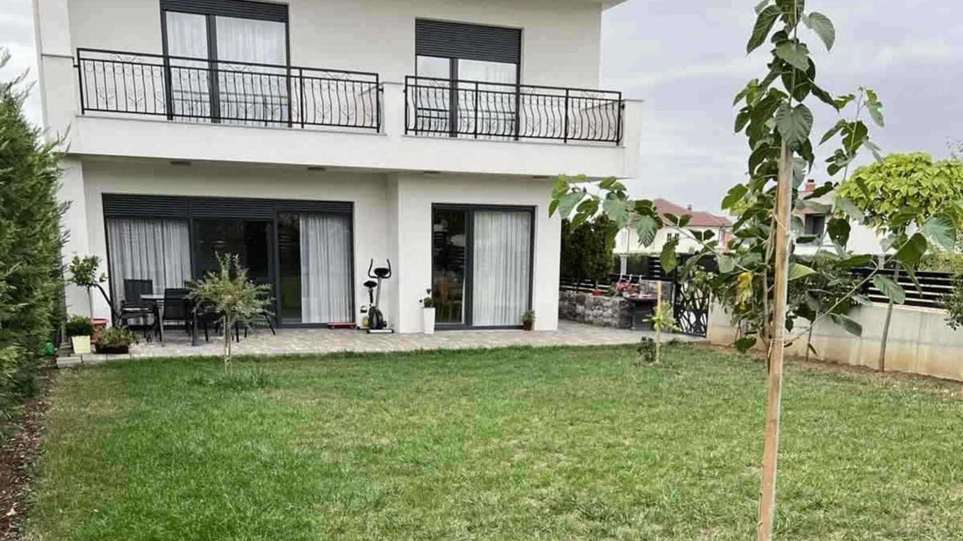 Jetë Premium në Veternik – Shtëpi e Mobiluar 300 m² në SHITJE - Image 1