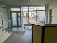 Ofrohet me qira hapësirë afariste – 500 m² (Kati I) & 400 m² (Kati II), Llapllasellë, Magjistralja Prishtinë–Ferizaj. - Thumbnail 2