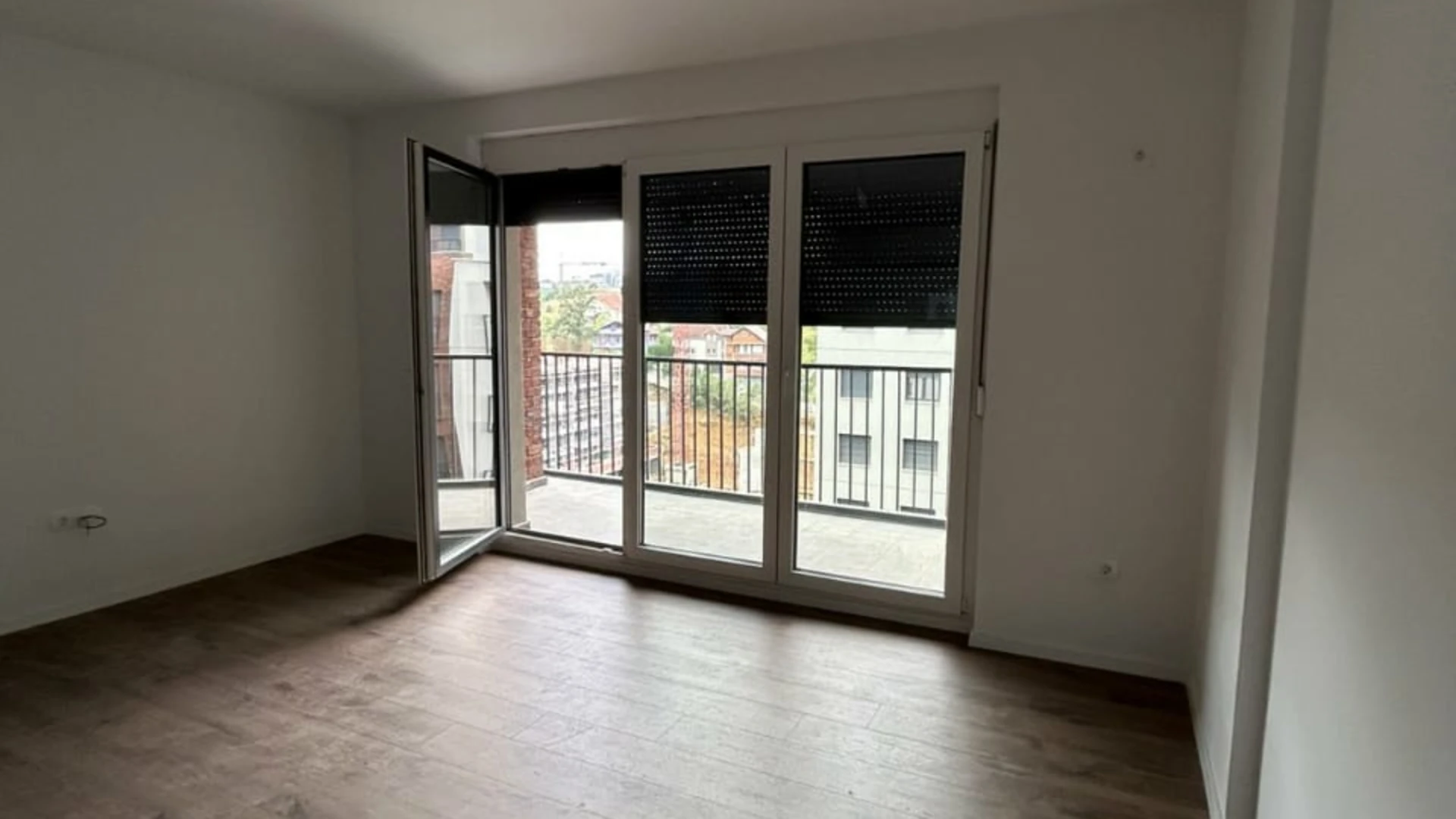 Ofrohet me qira banesë 100 m² në lagjen Prishtina e Re, afër QKUK-së - Image 1