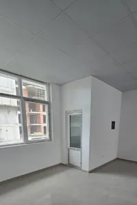 Shitet lokali 100.94 m² në Skenderaj, në një lokacion shumë të favorshëm, pranë shkollës fillore "Shaban Jashari". - Thumbnail 3