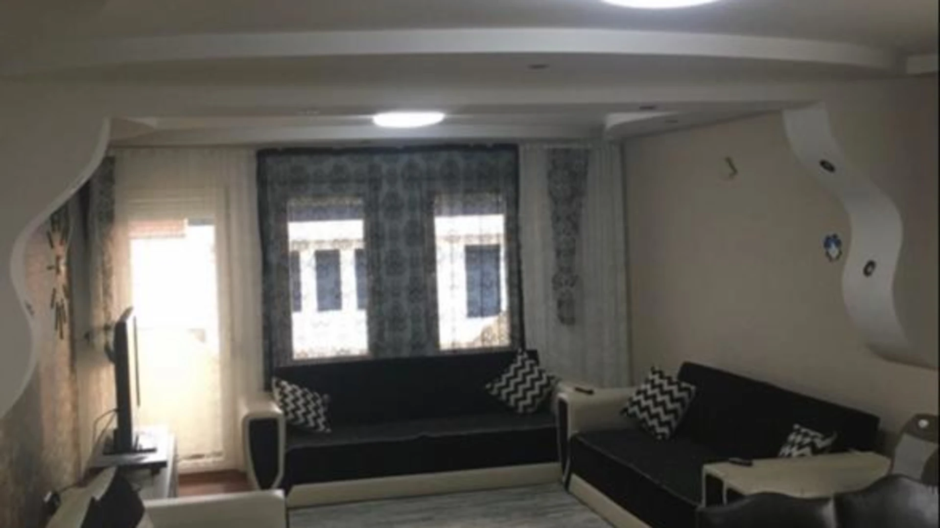 Ofrohet me qira kati i shtepise ne lagjen Vranjefc - Image 1