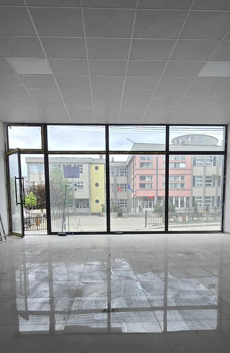 Shitet lokali 100.94 m² në Skenderaj, në një lokacion shumë të favorshëm, pranë shkollës fillore "Shaban Jashari". - Image 4