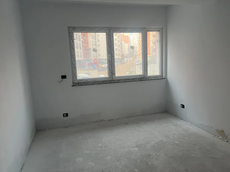 Shitet banesa me sipërfaqe 175 m², e vendosur në rrugën Muharrem Fejza. - Image 4