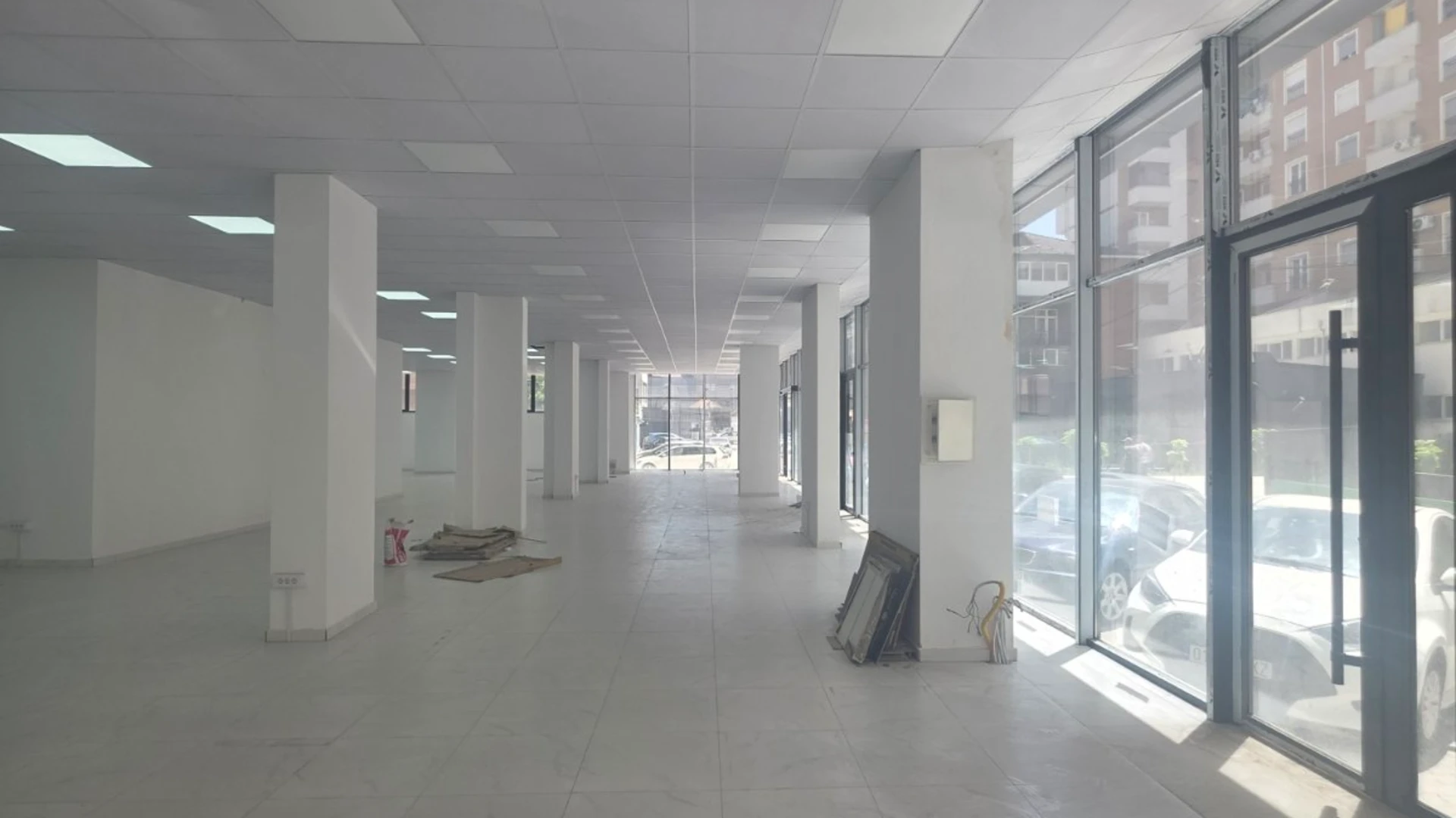 Lokal me QIRA – 400 m² | Fushë Kosovë - Image 1
