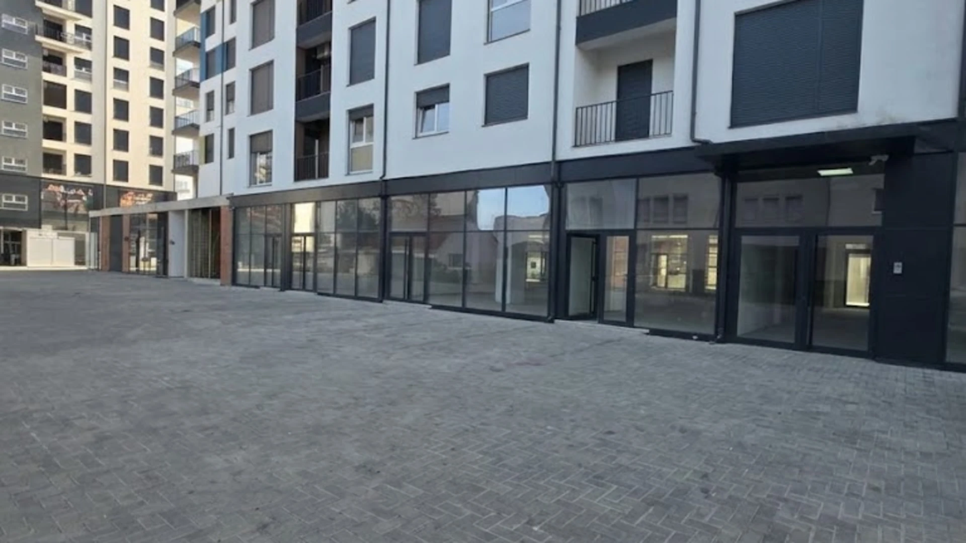 COMMERCIAL SPACE FOR RENT – 472 m² - Image 1