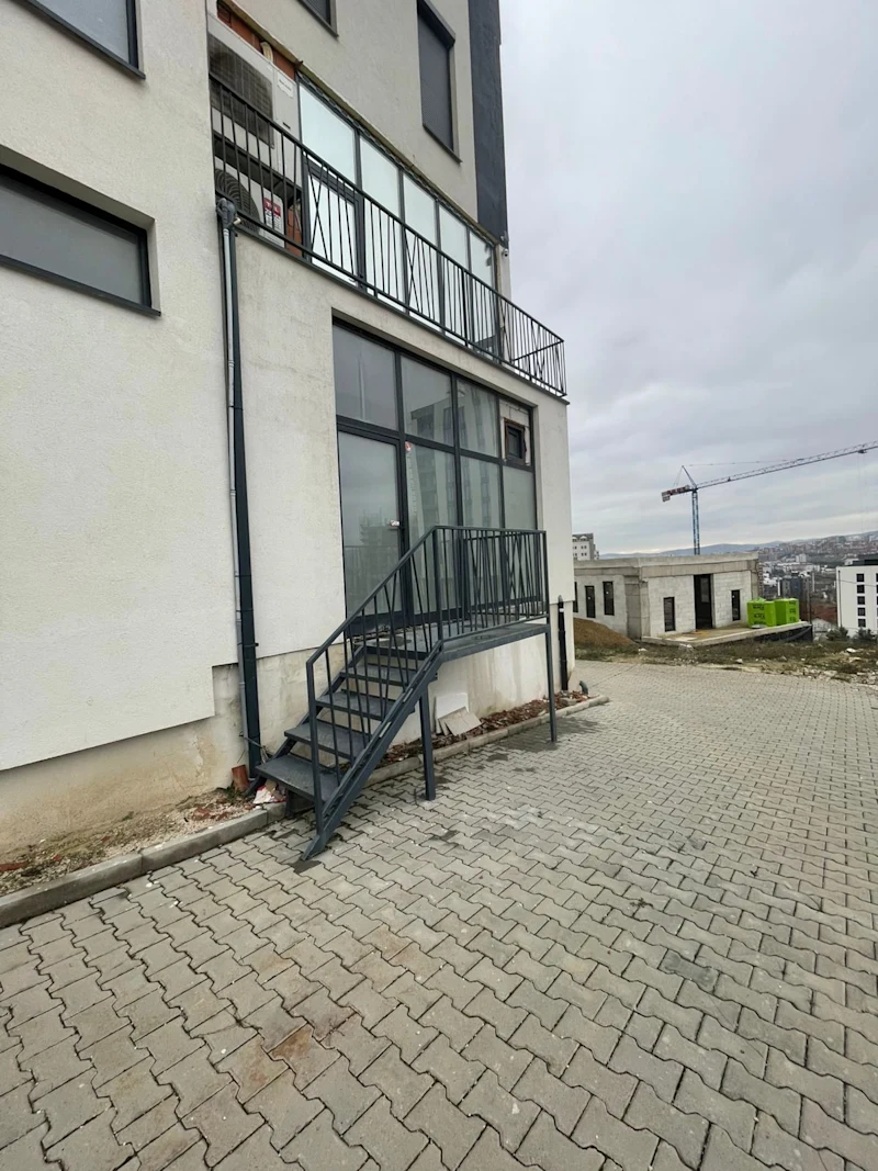 Ofrohet me qira lokal afarist prej 130 m² në Veternik, afër Hotel International Prishtina, në katin e parë. - Image 7