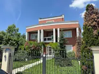 Shtëpi në SHITJE – 600 m² Hapësirë Banimi | 7.3 Ari Truall | Veternik, Lagjja Qendresa - Thumbnail 1