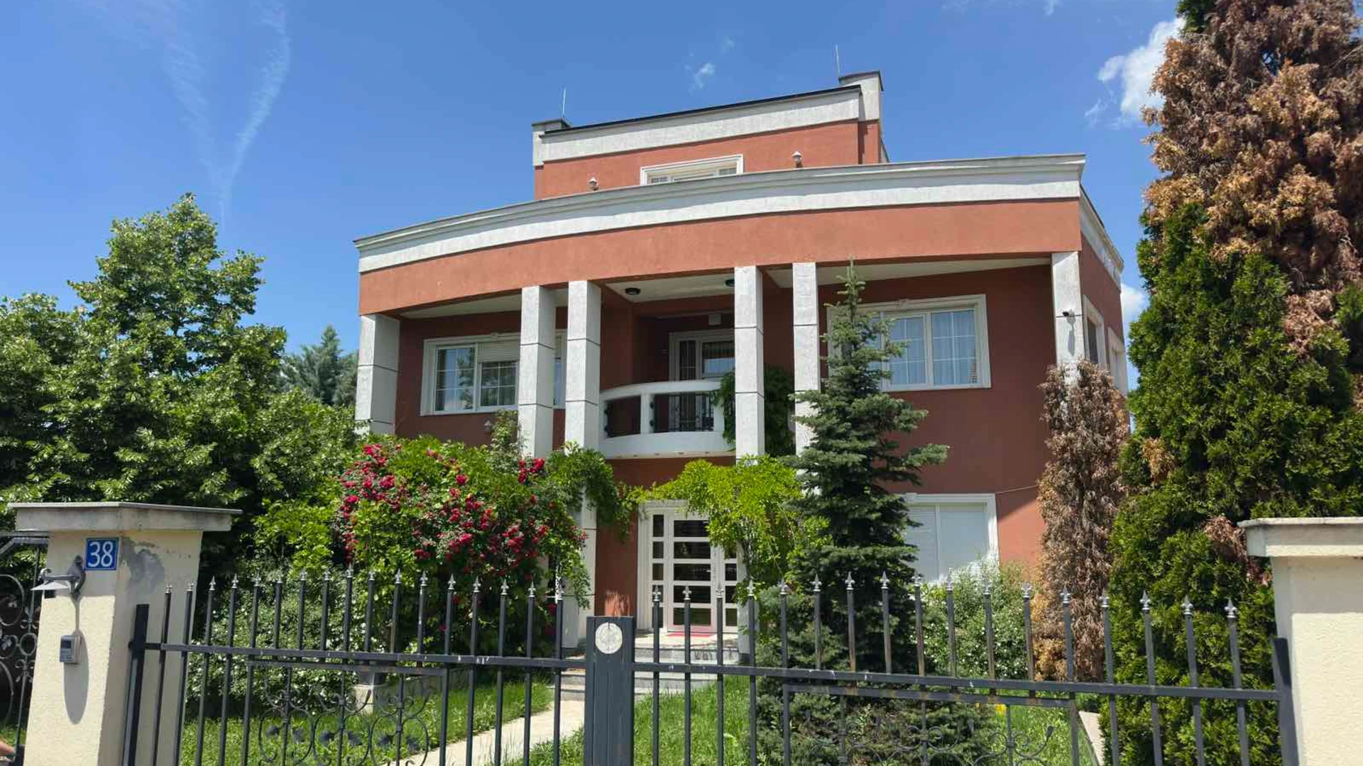 House FOR SALE – 600 m² Living Space | 7.3 Ares of Land | Veternik, Qendresa Neighborhood - Image 1