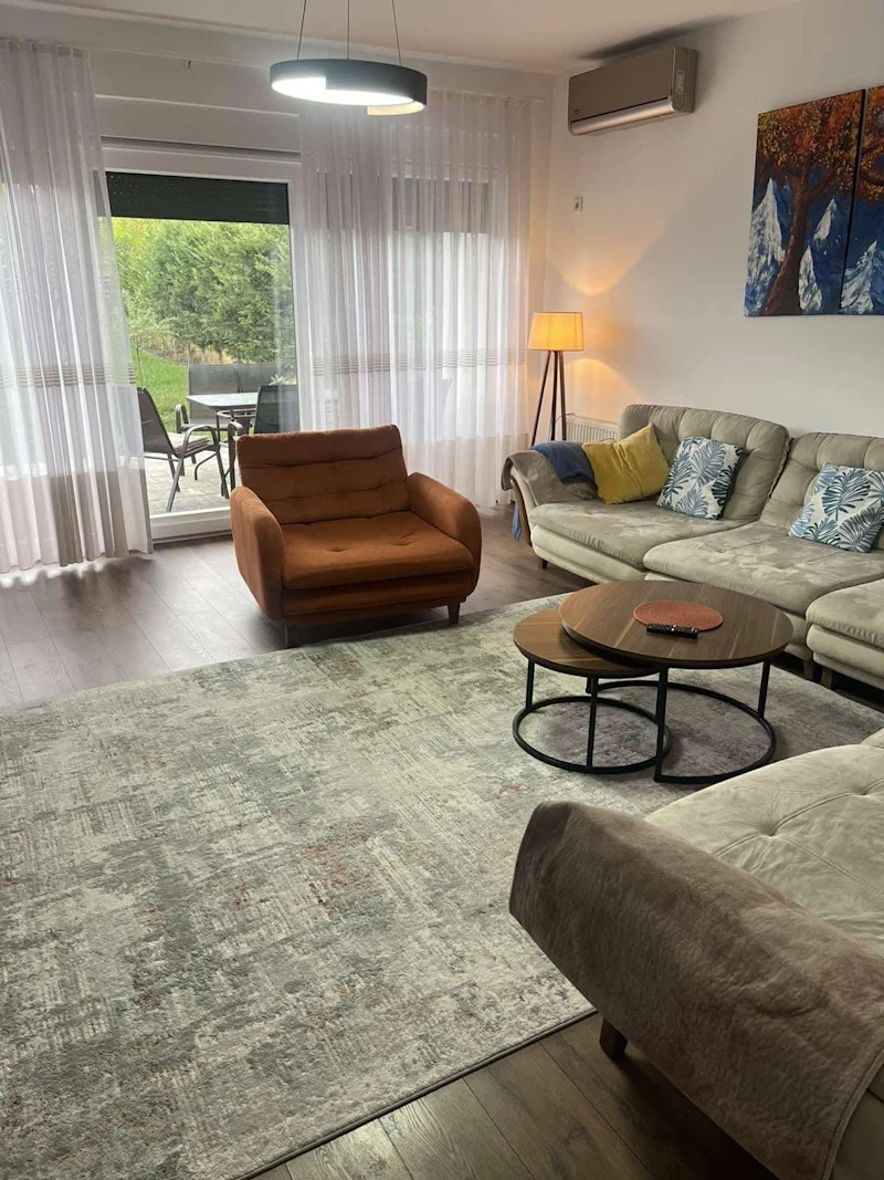 Jetë Premium në Veternik – Shtëpi e Mobiluar 300 m² në SHITJE - Image 2