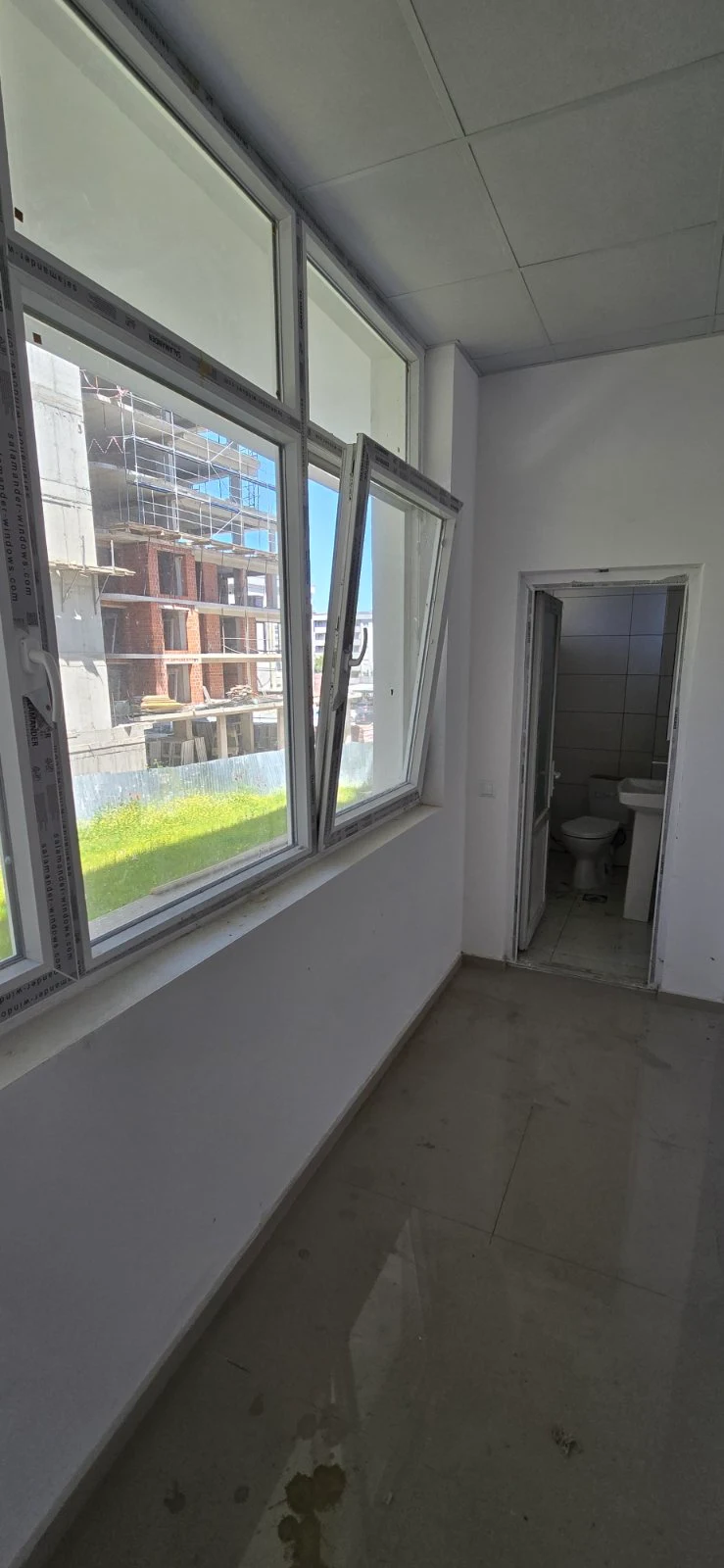 Shitet lokali 98.8 m² në Skenderaj, në një lokacion shumë të favorshëm, pranë shkollës fillore "Shaban Jashari". - Image 7