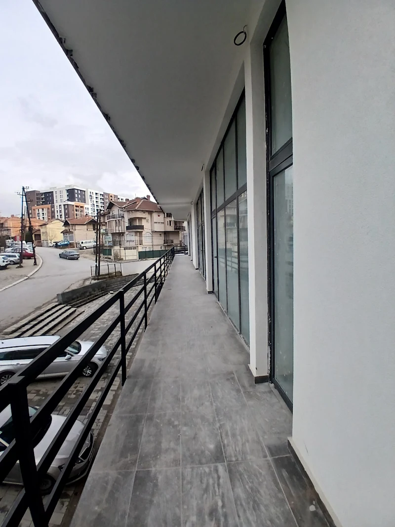 Ofrohet me qira ose për shitje lokali 110 m², i vendosur në Breg të Diellit. - Image 3