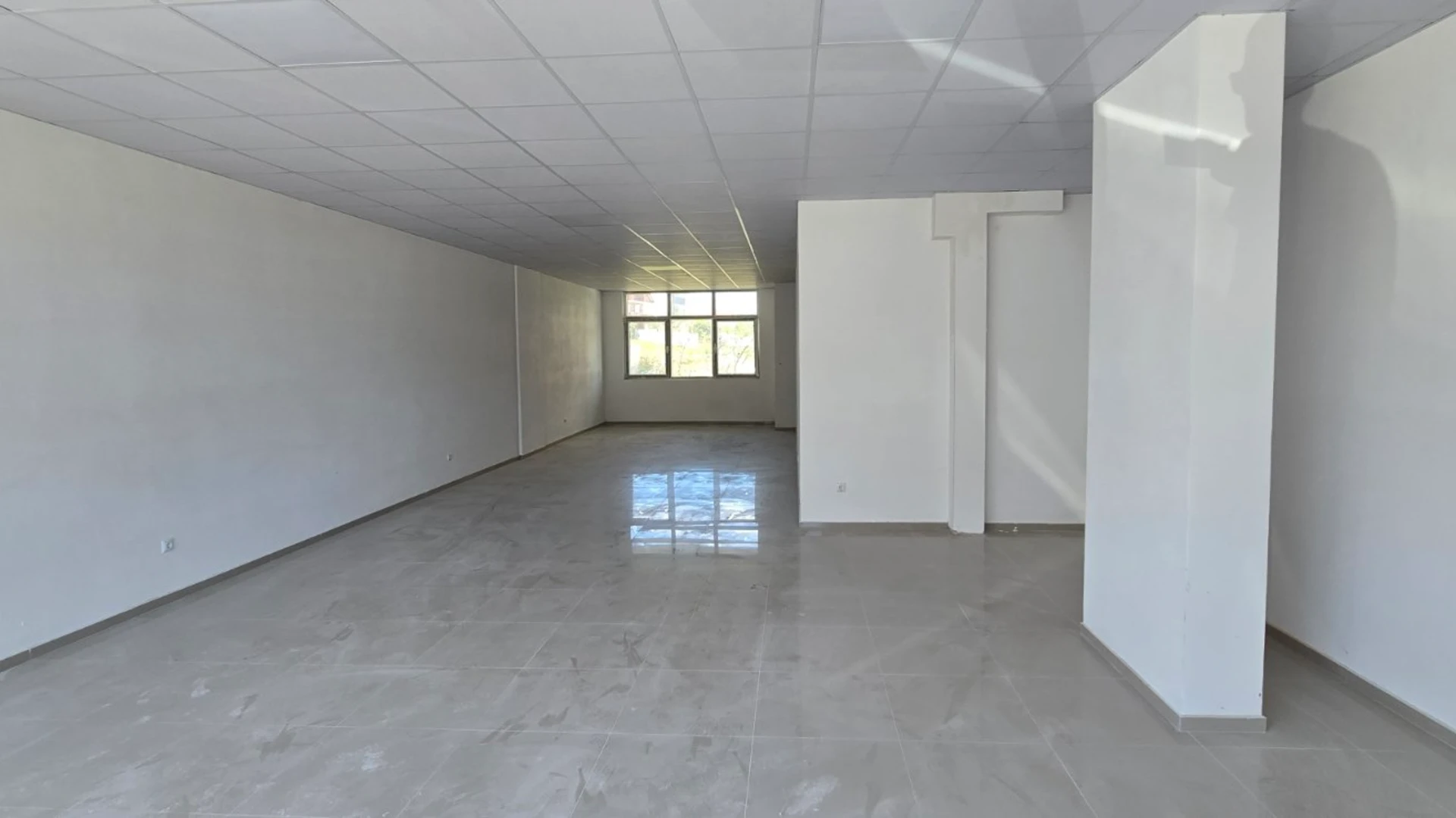 Commercial space for sale – 98.8 m² in Skenderaj, in a highly convenient location near the "Shaban Jashari" elementary school. - Image 1