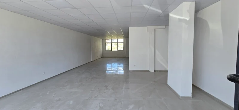 Shitet lokali 98.8 m² në Skenderaj, në një lokacion shumë të favorshëm, pranë shkollës fillore "Shaban Jashari". - Image 1