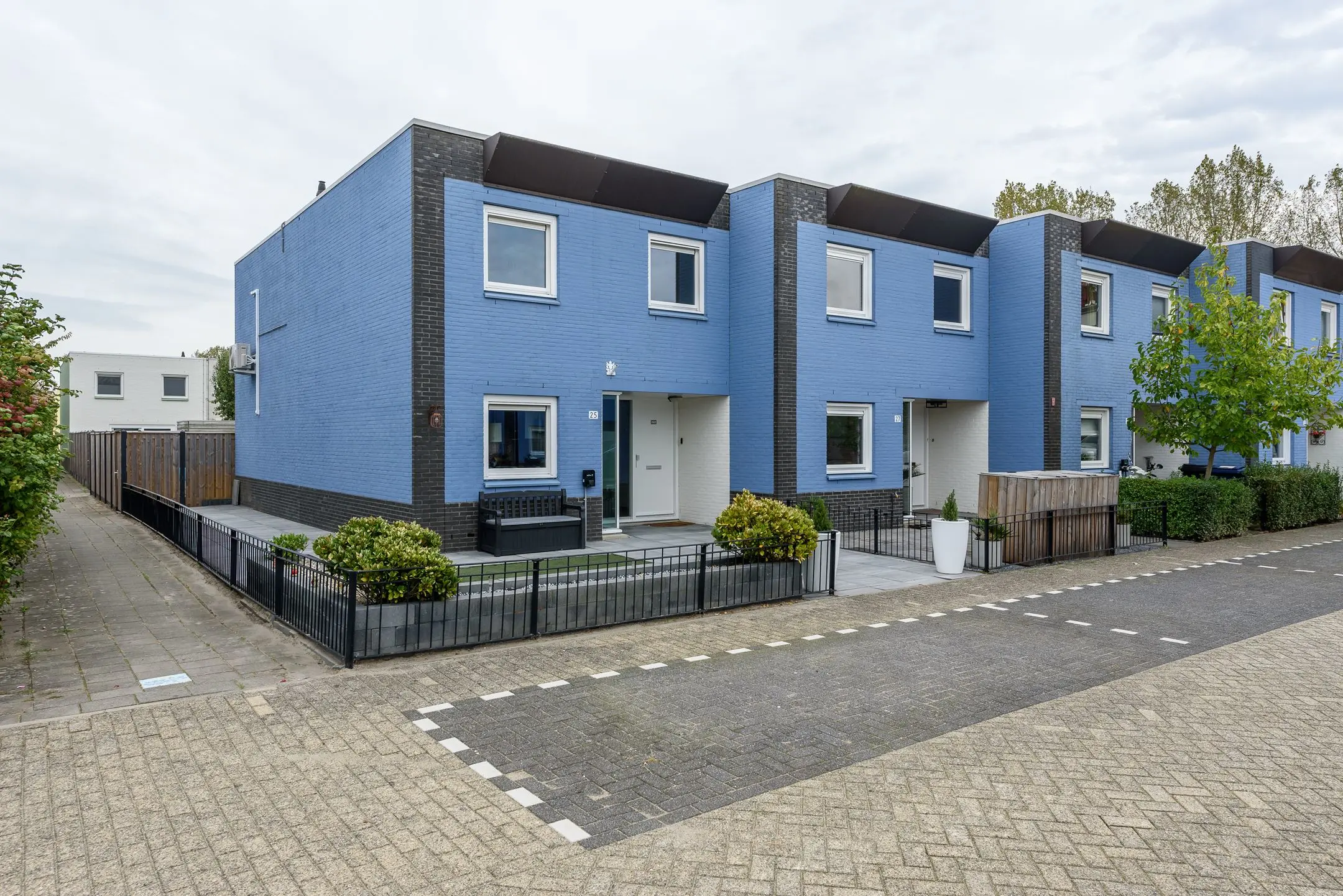 Aangeboden op funda: <L CODE="C42">deze blauwe hoekwoning</L> in de Regenboogbuurt. Kleurrijk van buiten, grijs en wit van binnen.