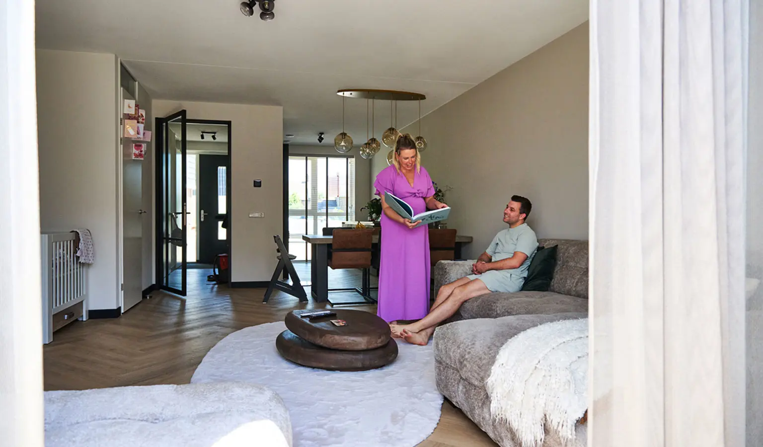 Karlijn en Jordy uit Hendrik-Ido_Ambacht in de huiskamer van hun nieuwbouw tussenwoning met een doorkijken naar de uitbouw.