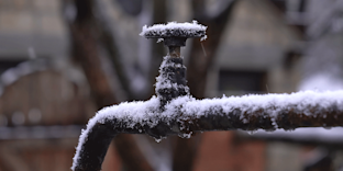 7 onderhoudsklussen om je huis en tuin te beschermen in de winter