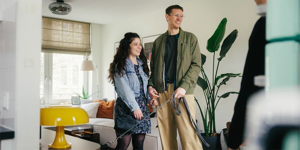 Twee personen bekijken een woning tijdens een bezichtiging op de NVM Open Huizen Dag, onderdeel van de tips voor succesvol huizenjacht