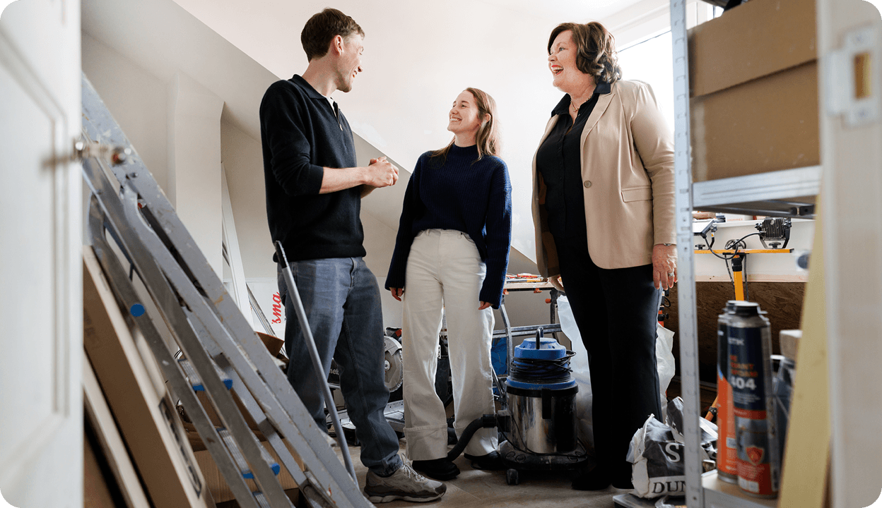 Maite en Brian met makelaar Yasmin bij hun dakkapel