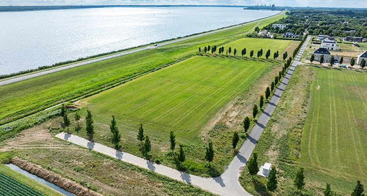 Luchtfoto van een clusterkavel in Overgooi, Almere Haven aan het Gooimeer.