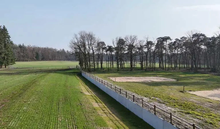 Overzichtsbeeld van een deel van Landgoed Deelerwoud, met in het midden een scheidingswand.