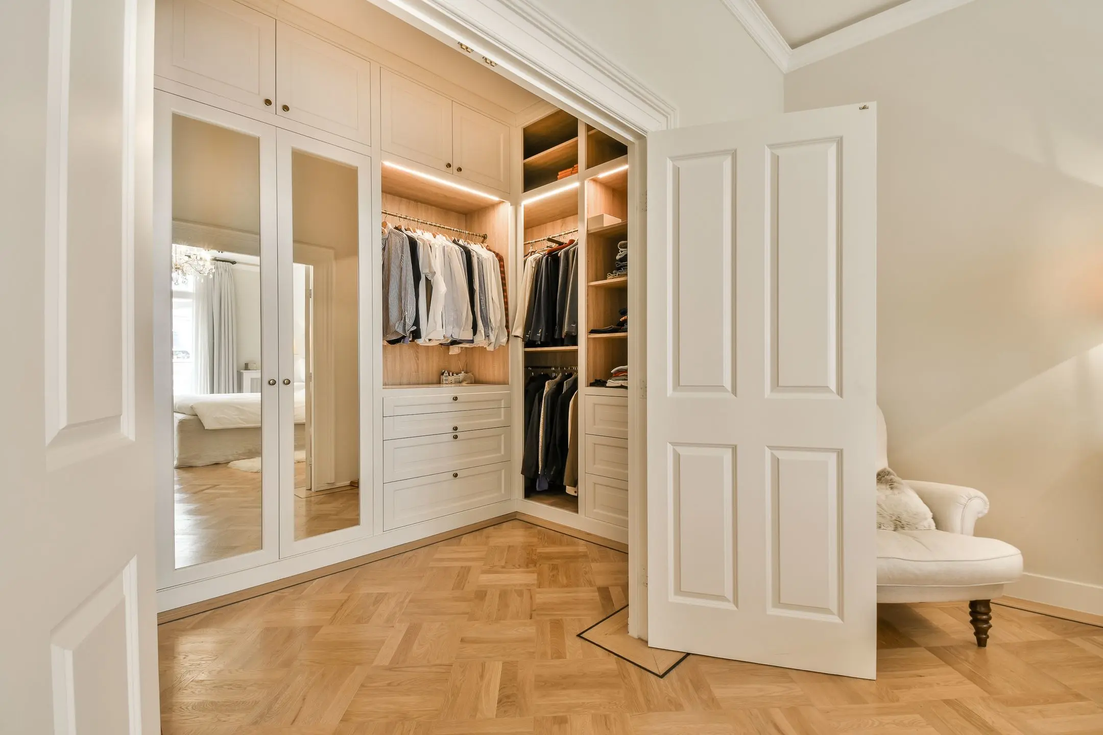 Aangeboden op funda: <L CODE="C33">dit luxe benedenhuis in Amsterdam-Zuid</L>, inclusief walk-in closet met lichtstrips