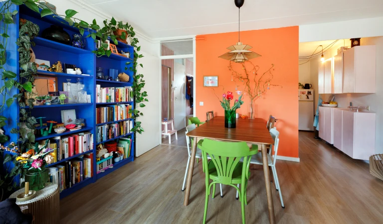 De kleurige woonkamer in het appartement van Hannah.