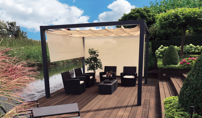Zwarte pergola met crèmekleurige schaduwdoeken op houten vlonderterras aan het water.