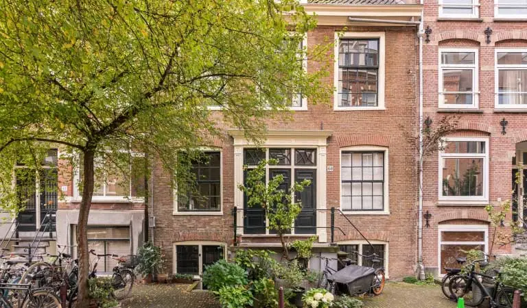 Gevel van authentiek pand aan de Weteringbuurt in Amsterdam.