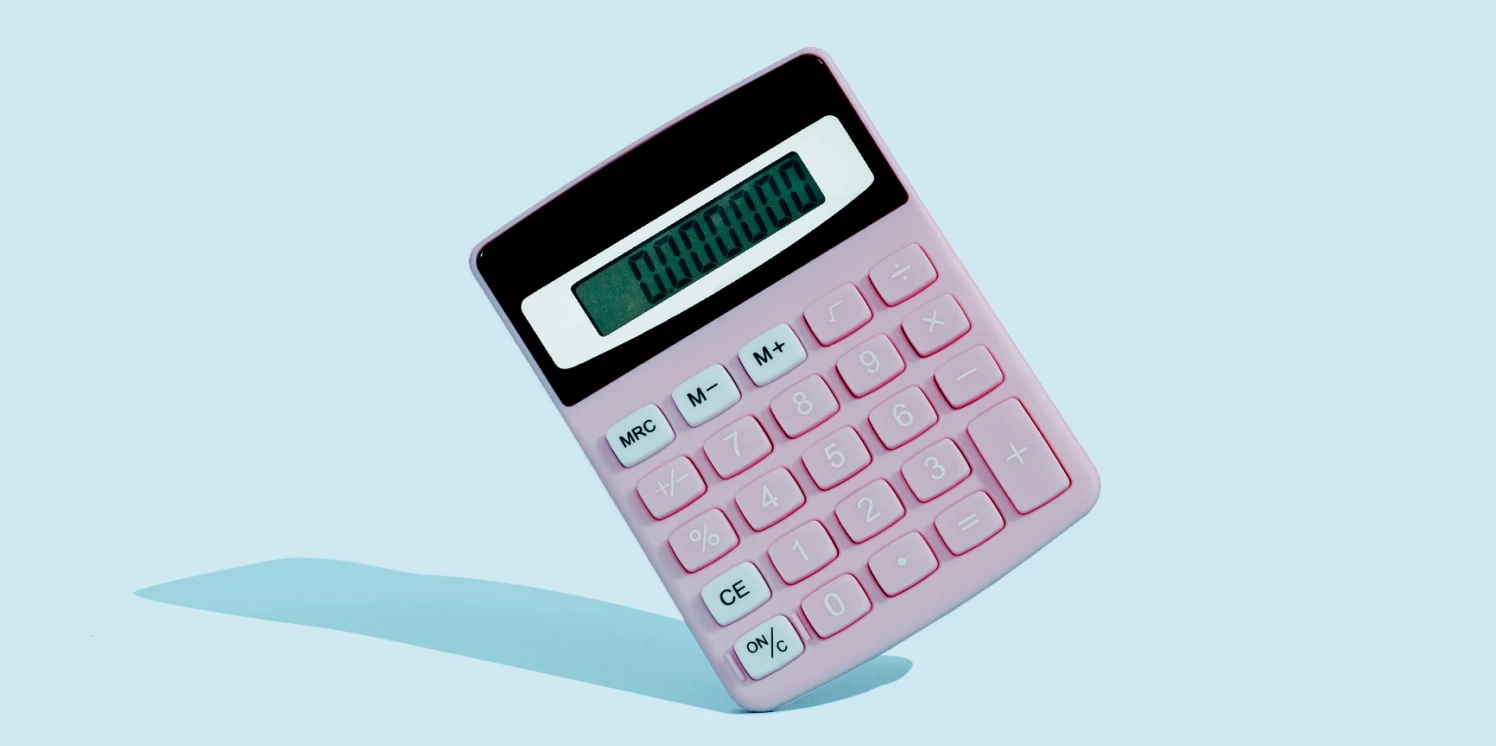 Roze calculator tegen een lichtblauwe achtergrond.