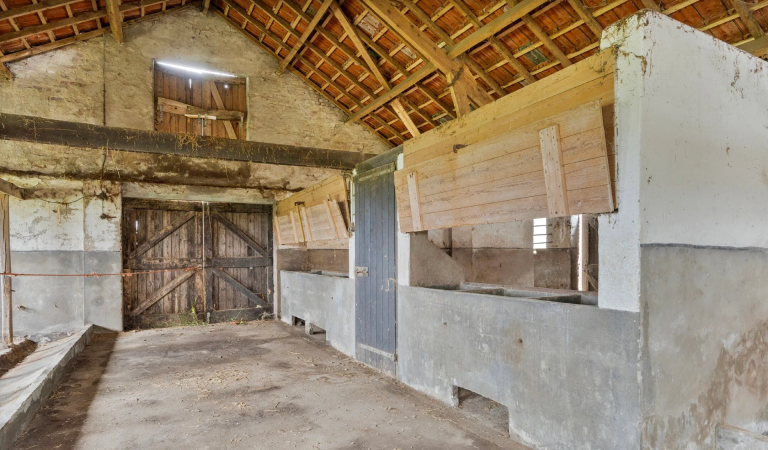 Binnen in de schuur die bij wederopbouwboerderij 't Heyendaal hoort.