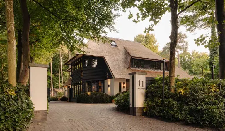 Groot landhuis in Blaricum met rieten dak.