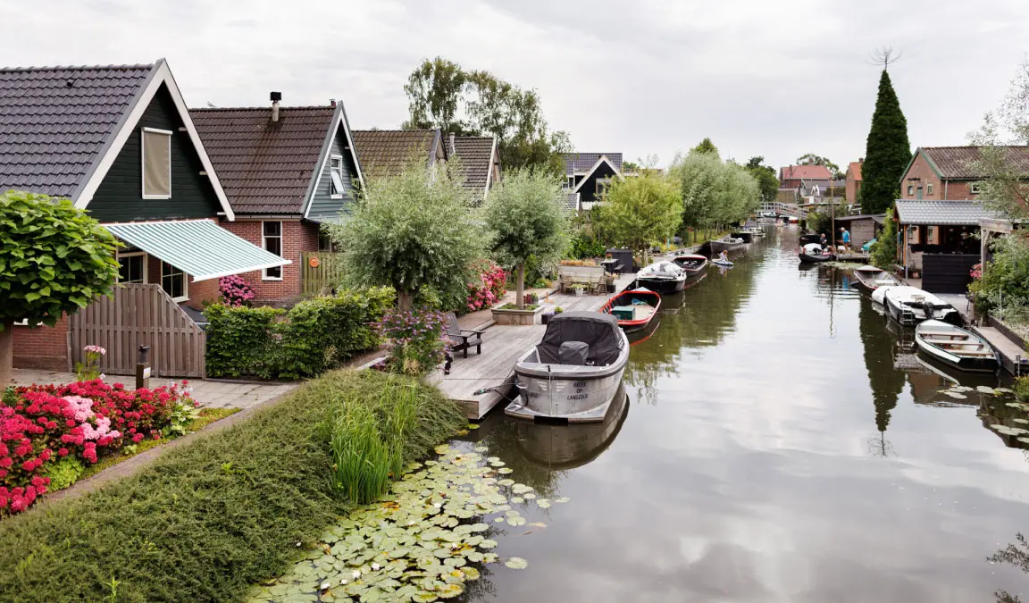 Ruime eensgezinswoningen aan het water in Broek op Langedijk, met een bootje voor de deur.
