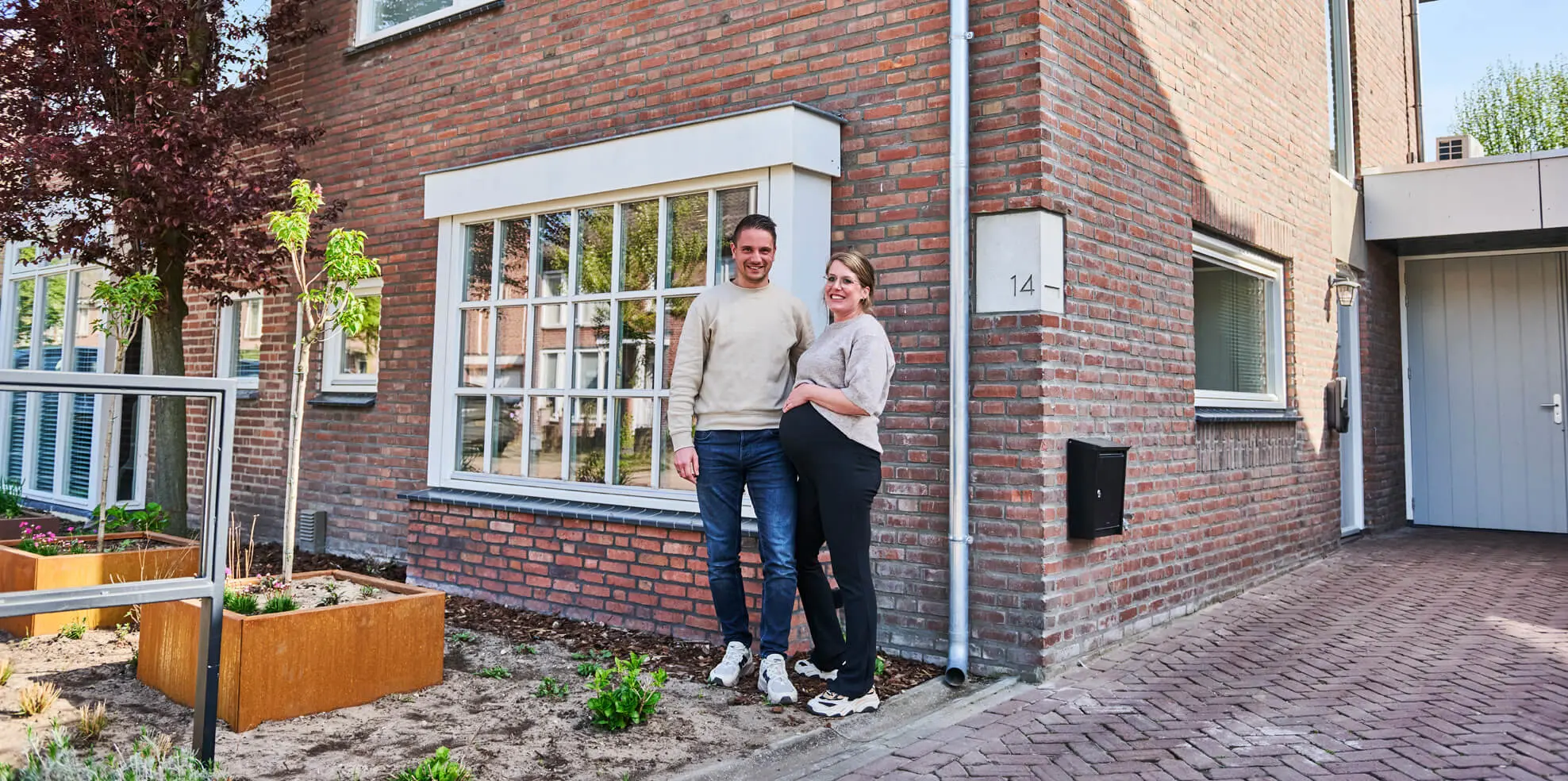 Maarten en Femke voor hun twee-onder-een-kapwoning in Oss.