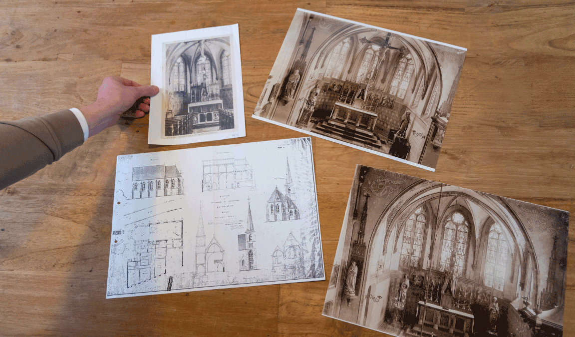 Op een houten tafel liggen oude zwartwit-foto's van de kerk en een oude bouwtekening van de situatie vroeger.