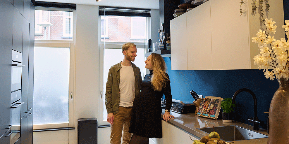De hoogzwangere Djoeke en haar partner Goffe-Jan in de keuken van hun verbouwde huis.