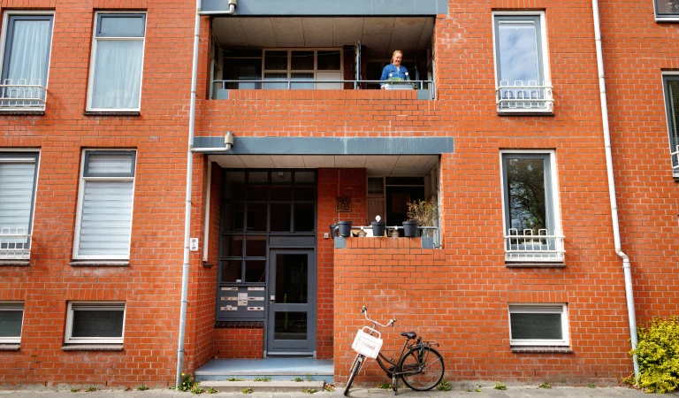 De buitenkant van Hannahs appartement in Groningen.