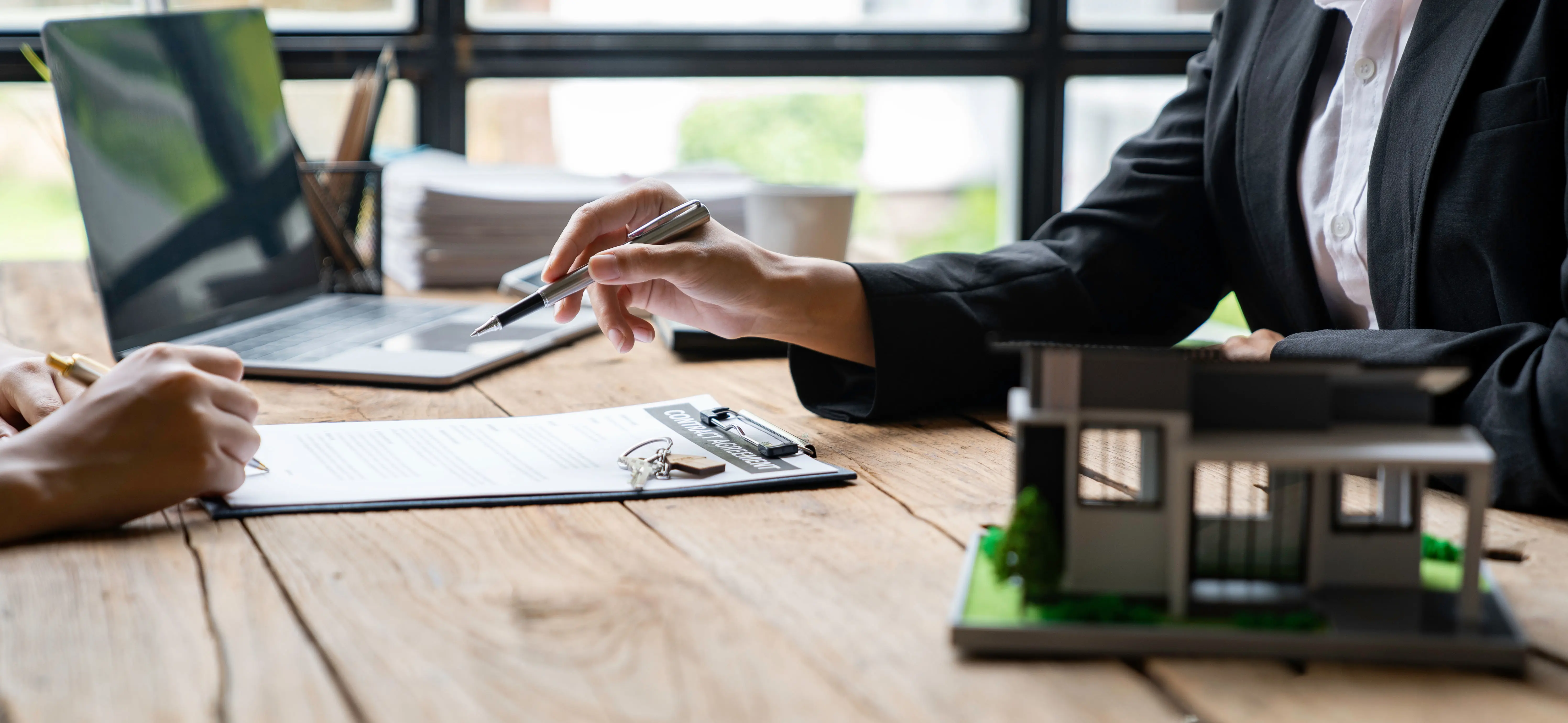 In het koopcontract staat onder andere wie de verkoper en koper zijn, wat er verkocht is (een omschrijving van het huis en het adres), voor welke prijs, welke afspraken er gemaakt zijn rondom de datum van overdracht, de notaris en de ontbindende voorwaarden.