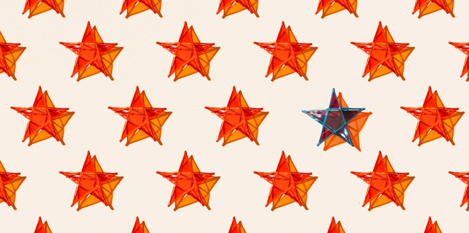 Beeld van oranje sterren, waarin 1 blauwe ster opvalt.