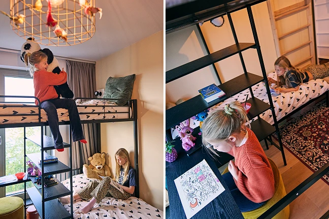 Linkerbeeld: meisje zit op hoogslaper en houdt lachend een grote knuffelpanda vast. Oudere zus zit te lezen op onderste bed. Rechterbeeld: jongste zusje zit te kleuren aan bureaus. Op de achtergrond ligt haar oudere zus op bed te lezen.